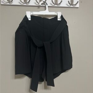Athleta Skyline Short II in black. Women’s size 8